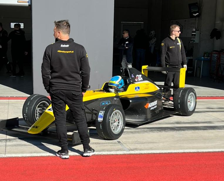 Pedro Clerot testa F4 na Itália antes de estreia no Brasil