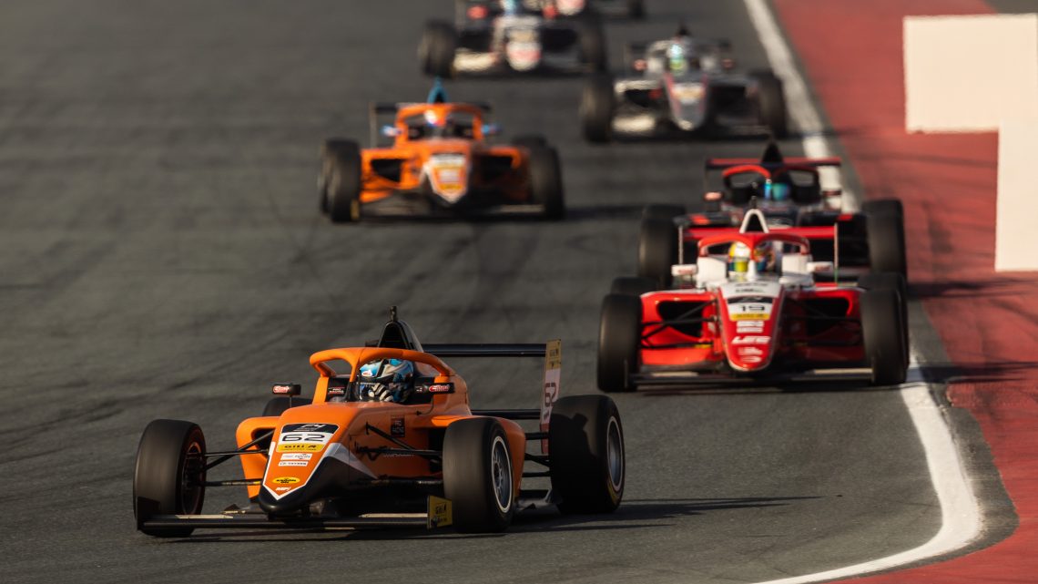 Pedro Clerot é destaque na F4 em Dubai com top-5 na estreia em grid com 40 carros
